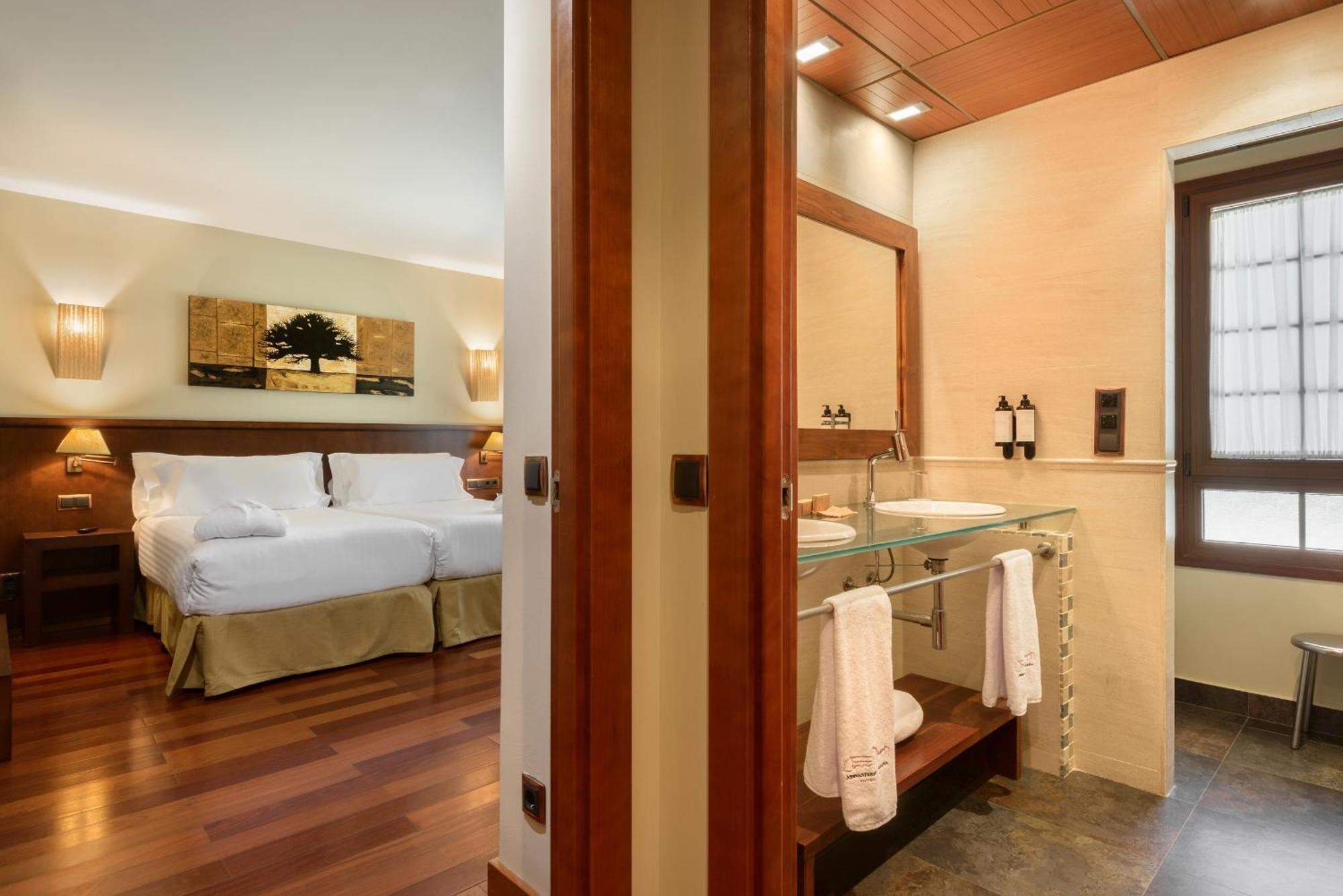 Hotel & Spa Monasterio De Больтания Экстерьер фото A room at Hotel Hesperia Madrid