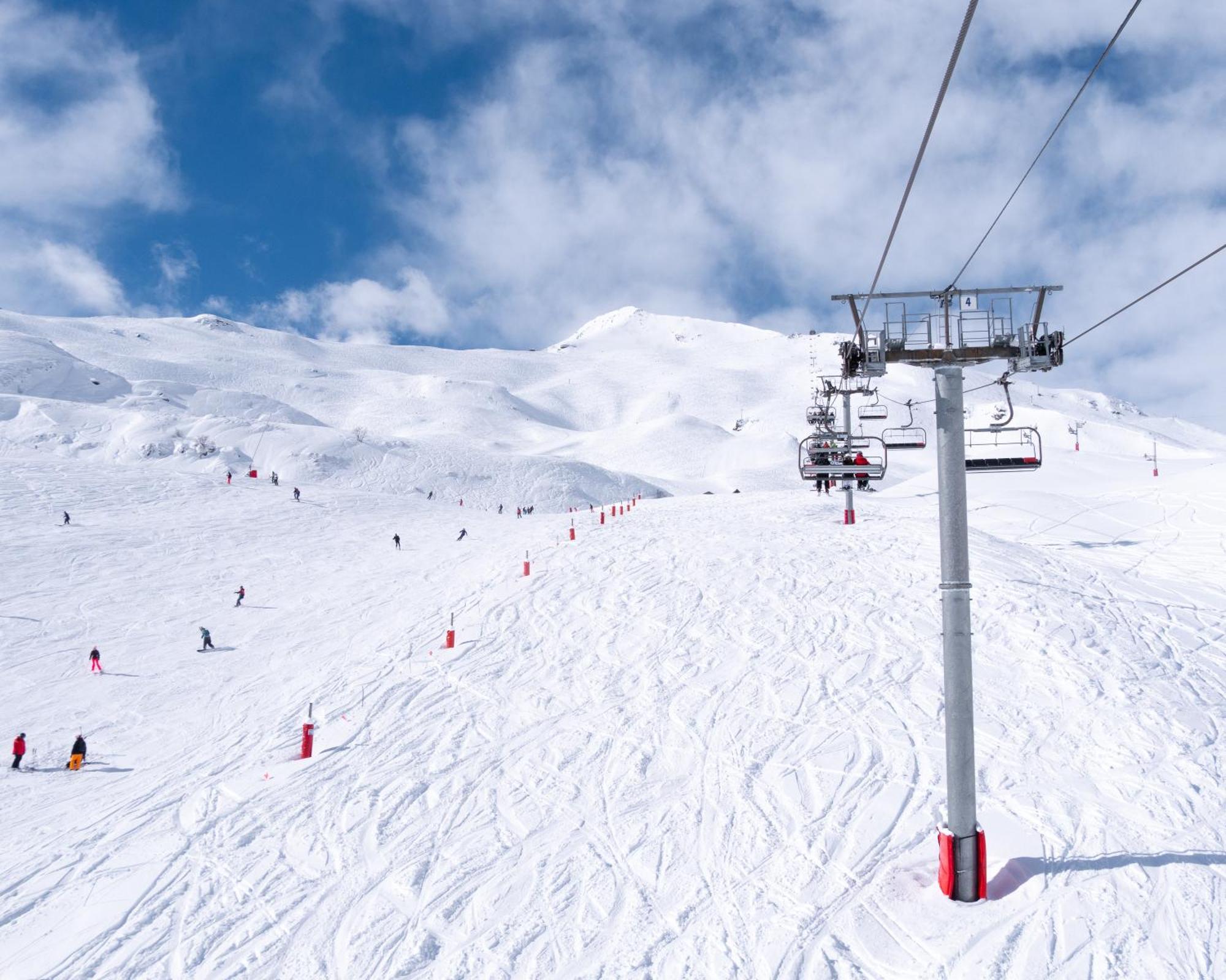 Hotel & Spa Monasterio De Больтания Экстерьер фото Ski lift in the resort